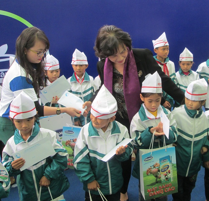 รองประธานรัฐสภามอบของขวัญให้แก่เด็กที่จังหวัดเบ้นแจ