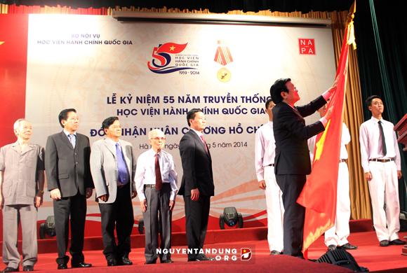 ประธานประเทศมอบเหรียญอิสริยาภรณ์โฮจิมินห์ให้แก่สถาบันรัฐศาสตร์แห่งชาติ