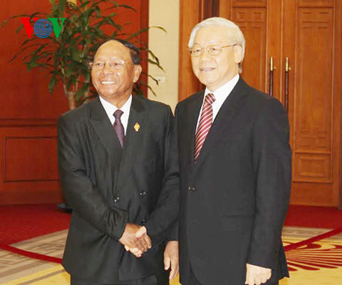 เลขาธิการใหญ่พรรคเหงวียนฟู๊จ๋องให้การต้อนรับประธานรัฐสภากัมพูชา