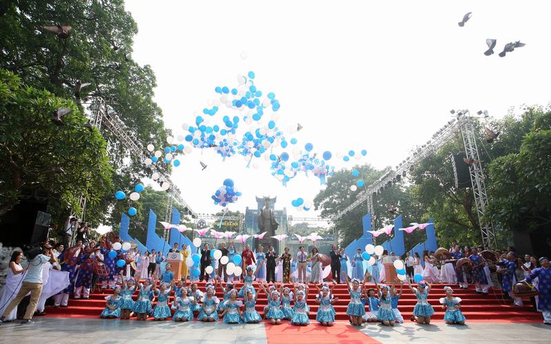 วันงานแห่งวัฒนธรรมและสันติภาพ-การสดุดีพลเมืองกิตติมศักดิ์ของนครหลวง