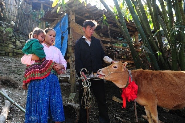 ประธานประเทศมอบของขวัญให้แก่ครอบครัวที่ยากจนในเขตชายแดน