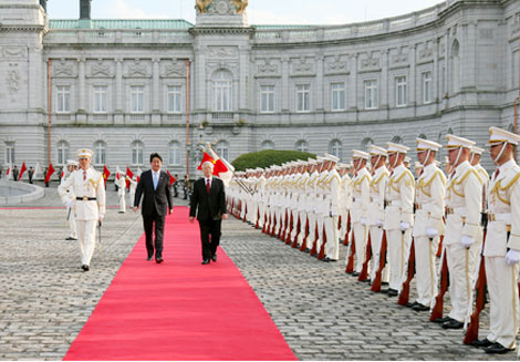 การเจรจาระหว่างเลขาธิการใหญ่เวียดนามกับนายกรัฐมนตรีญี่ปุ่น