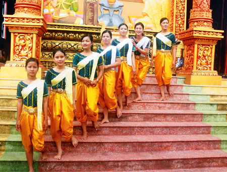จุดเด่นในชุดแต่งกายของชนเผ่าเขมร