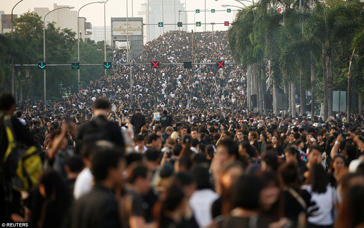 ชาวไทยทั้งประเทศพร้อมใจสวมชุดดำไว้อาลัยในหลวง
