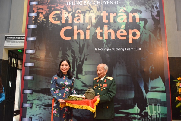 เปิดนิทรรศการ “เท้าเปล่า-หัวใจเหล็ก”