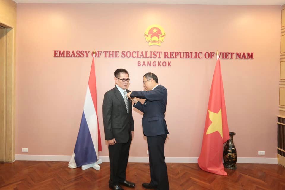 มอบเข็มที่ระลึกแห่งมิตรภาพให้แก่อุปนายกสมาคมมิตรภาพไทย-เวียดนาม