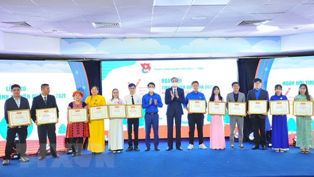 ​สดุดี 20 คณะและบุคคลในพิธีมอบรางวัลจิตอาสาแห่งชาติประจำปี2021