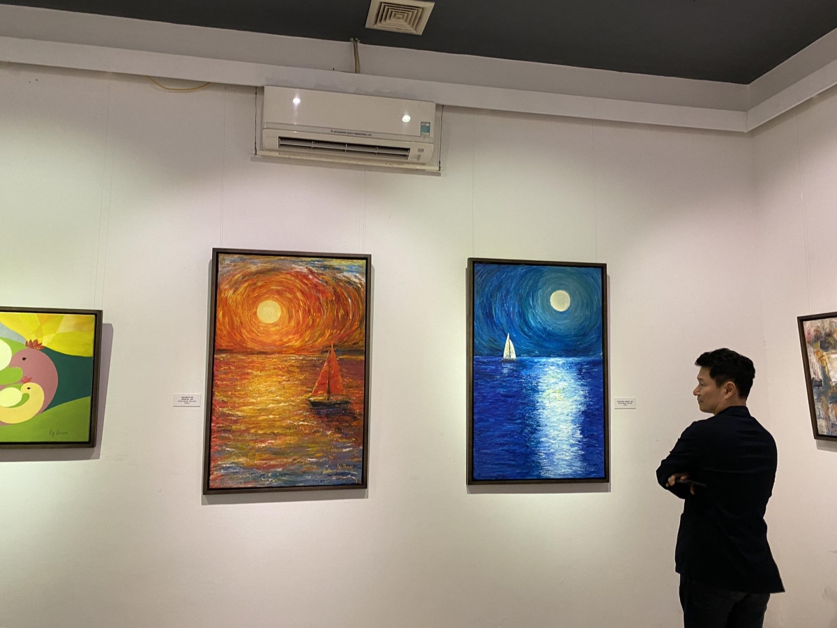 นิทรรศการ “หลากสี” – สนามแห่งสีสันที่หลากหลายและสดใส