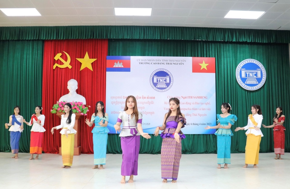 วิทยาลัย ท้ายเงวียน - ศูนย์บ่มเพาะบุคลากรของกลุ่มนักเรียนต่างชาติจากรุ่นสู่รุ่น