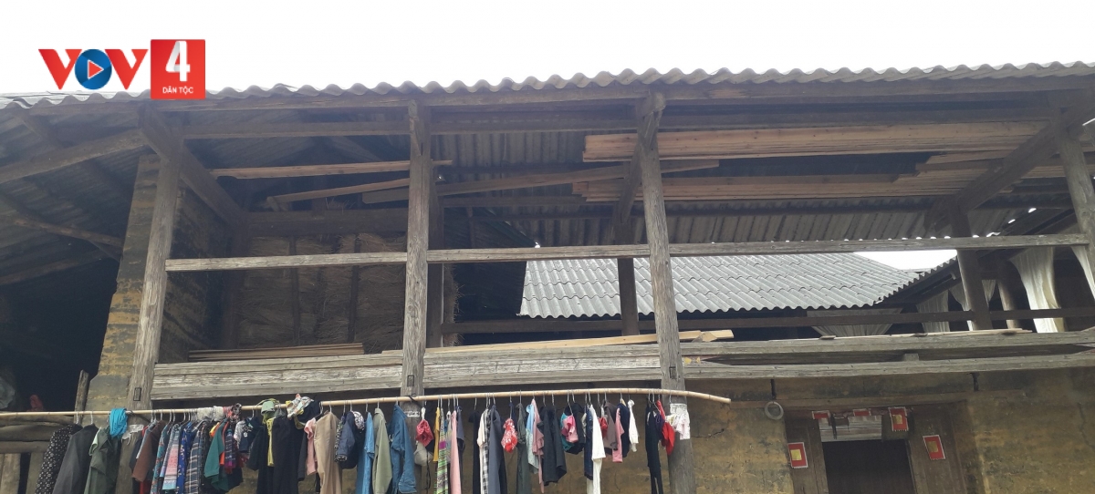 บ้านผนังดินของชนเผ่าม้งในจังหวัดลาวกาย