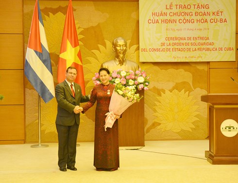Nguyen Thi Kim Ngan국회의장,  쿠바 국가위원회 단결훈장 수여받아