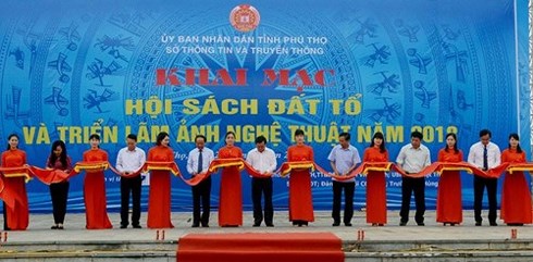 향토 도서의 날 및 푸토 (Phu Tho) 성의 풍경, 사람에 대한 예술 사진 전시회