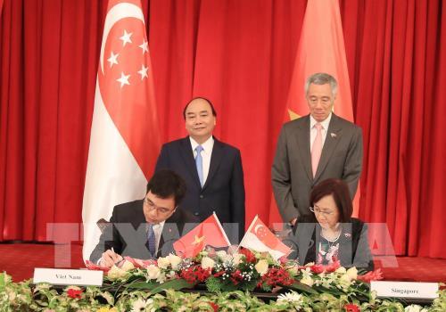 싱가포르 신문, 응웬 쑤안 푹 베트남 국무총리 방문 높이 평가