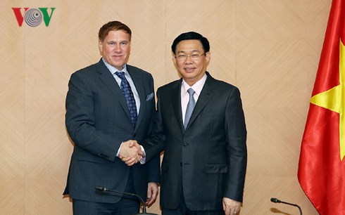 Vuong Dinh Hue 부총리,  Michael Kelly 미국 무역협회 회장 면담