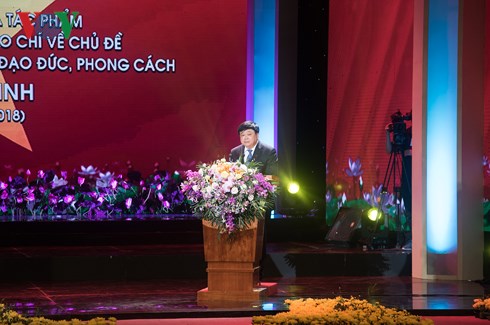 “호치민 사상, 도덕, 풍격에 따라 배우고 일하자” 주제의 문학, 신문 작품 저작, 홍보 시상식