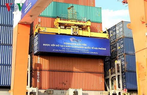 응 웬 쑤언 푹 (Nguyen Xuan Phuc)총리 Hai Phong국제컨테이너 항구 개막 테이프 끊어