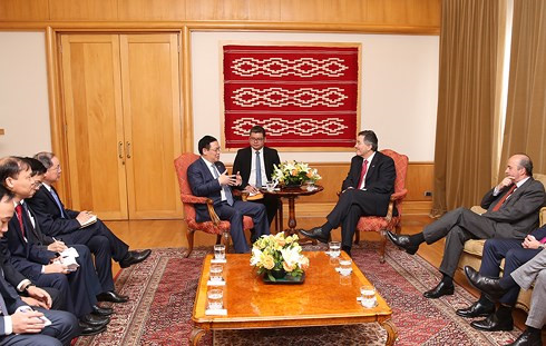 칠레에서의 Vuong Dinh Hue 부총리의 활동