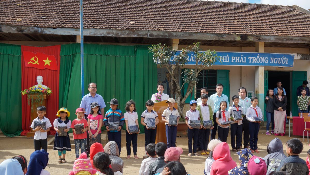 고지대 청년 과학 지식인들의 자원 봉사 정신, 돌격 정신 장려