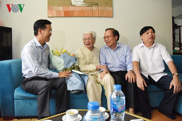 중앙선교부 버반트엉 위원장, 베트남 ‘무대의 날’을 맞아 각 인민예술가  치하