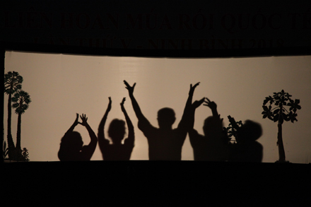 닌 빈 성, 많은 국제  인형극단  공연