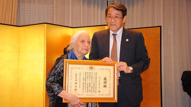 일본 외무장관 표창장,  Phan Huy Lê 교수에게 추서