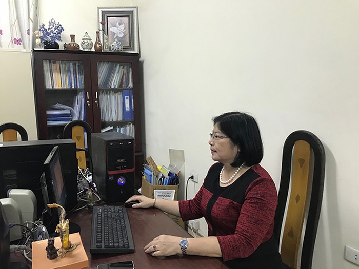 학술 연구에 심취해 있는 Nguyen Thi Kim Hoa우수교원