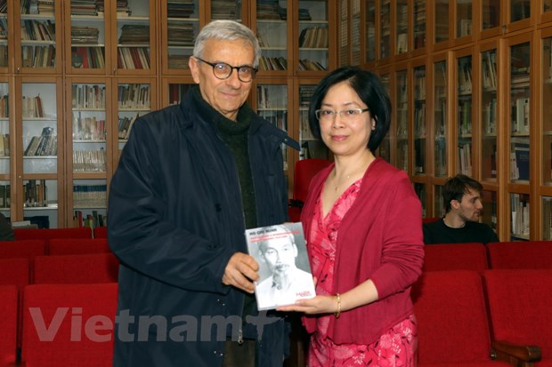 호찌민 주석의 내용에 대한 책, 이탈리어로 출판
