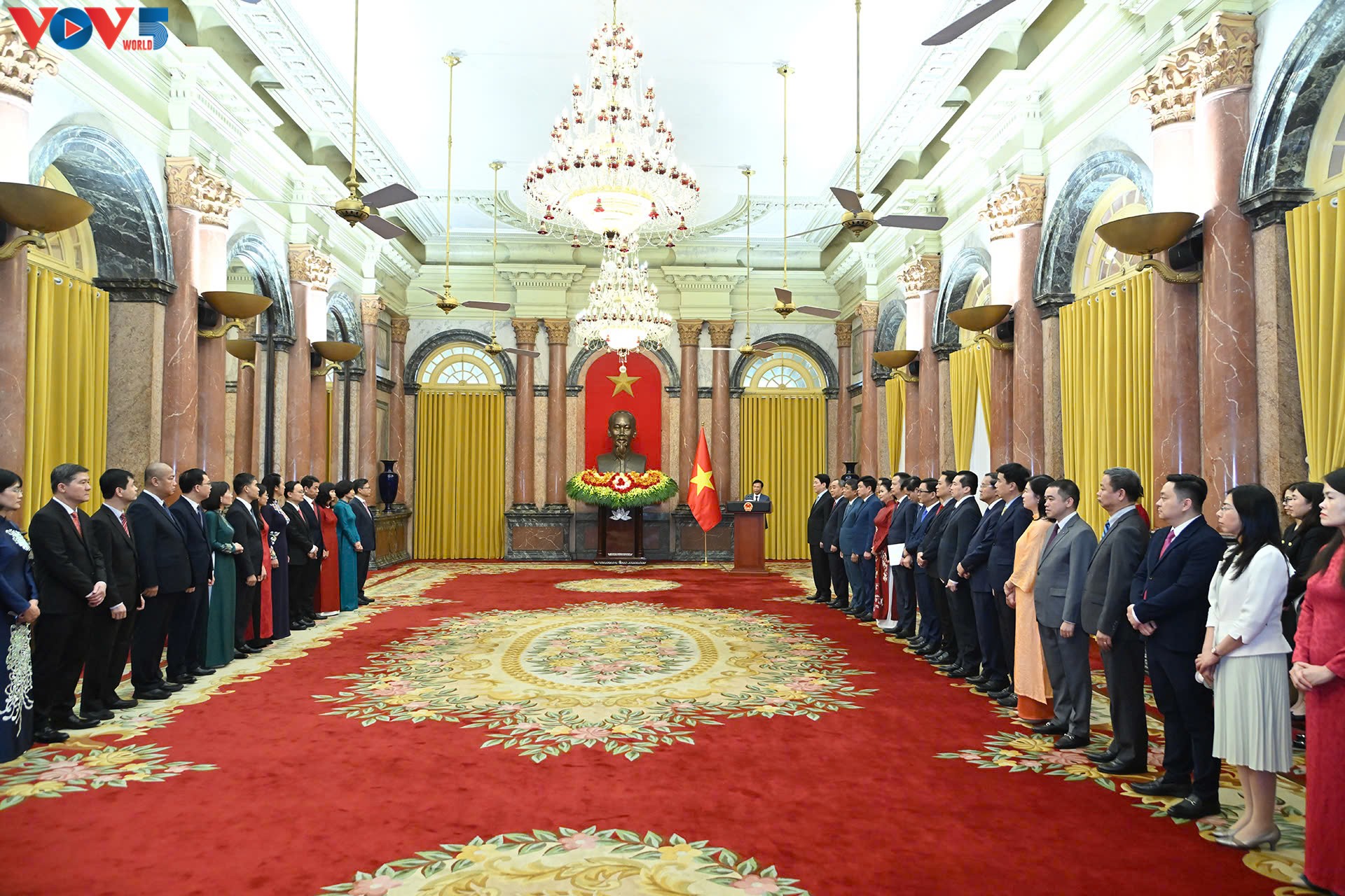 ທ່ານ​ປະ​ທານ​ປະ​ເທດ ເລືອງ​ເກື່ອງ ມອບ​ຂໍ້​ຕົກ​ລົງ​ແຕ່ງ​ຕັ້ງ​ເອກ​ອັກ​ຄະ​ລັດ​ຖະ​ທູດ ຫວຽດ​ນາມ ປະ​ຈຳ​ຕ່າງ​ປະ​ເທດ