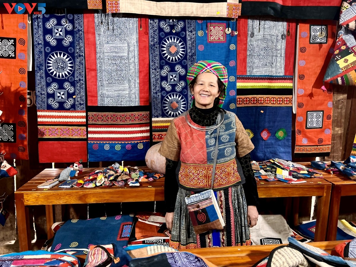 ​ແມ່​ຍິງ​ຊາວ​ເຜົ່າ​ມົ້ງ​ຢູ່ໝູ່​ບ້ານ​ອາ​ຊີບ​ຕ່ຳ​ປໍ​ປ່ານ ລຸ່ງ​ຕາມ ແຂວງ ຕວຽນ​ກວາງ   ແນະ​ນຳ​ອາ​ຊີບ​ພື້ນ​ເມືອງ​ອອກ​ສູ່​ໂລກ