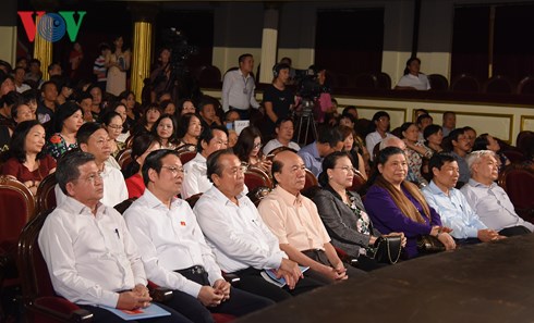 cac dai bieu quoc hoi xuc dong xem vo cai luong "thay ba doi" hinh 1