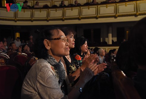 cac dai bieu quoc hoi xuc dong xem vo cai luong "thay ba doi" hinh 12