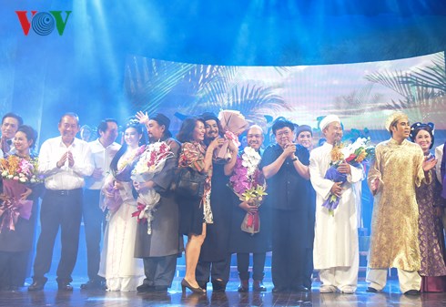 cac dai bieu quoc hoi xuc dong xem vo cai luong "thay ba doi" hinh 18