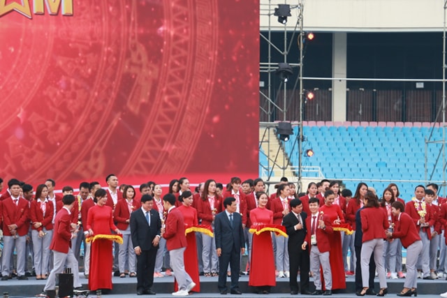 Khoanh khac an tuong le vinh danh nhũng 'nguòi hùng' ASIAD 2018 tại san van dong Mỹ Dình hinh anh 13