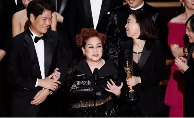 Nguoi dan ba quyen luc dang sau thanh cong vang doi cua ''Parasite'' hinh anh 1