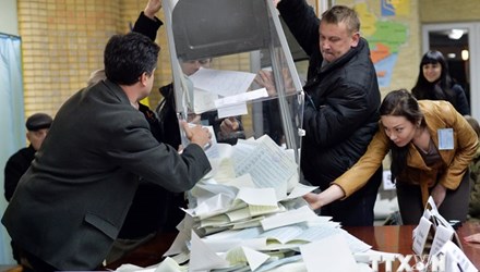 Народный фронт лидирует на выборах в Верховную Раду