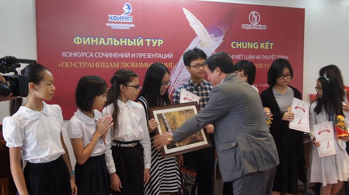 В Ханое вручены награды победителям конкурса сочинений и презентаций