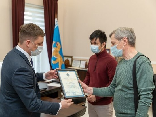 Вьетнамский студент получил награду от властей Псковской области за участие в спасении провалившихся под лед детей
