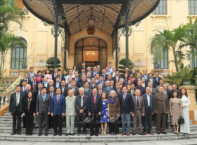 Партийная работа за рубежом: 60 лет по славному пути