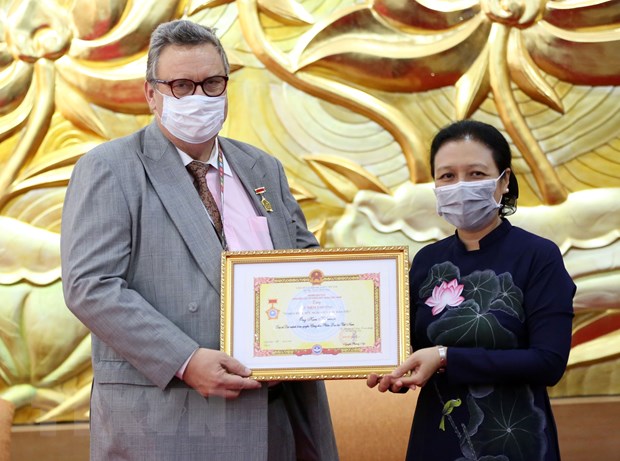 Послу Финляндии во Вьетнаме Кари Кахилуото вручили памятный знак «Ради мира и дружбы между народами»
