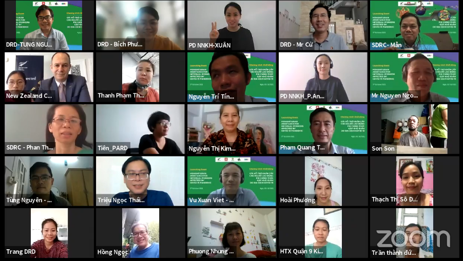 Посольства Новой Зеландии и Швейцарии передали гуманитарную помощь рабочим-иммигрантам в городе Хошимин