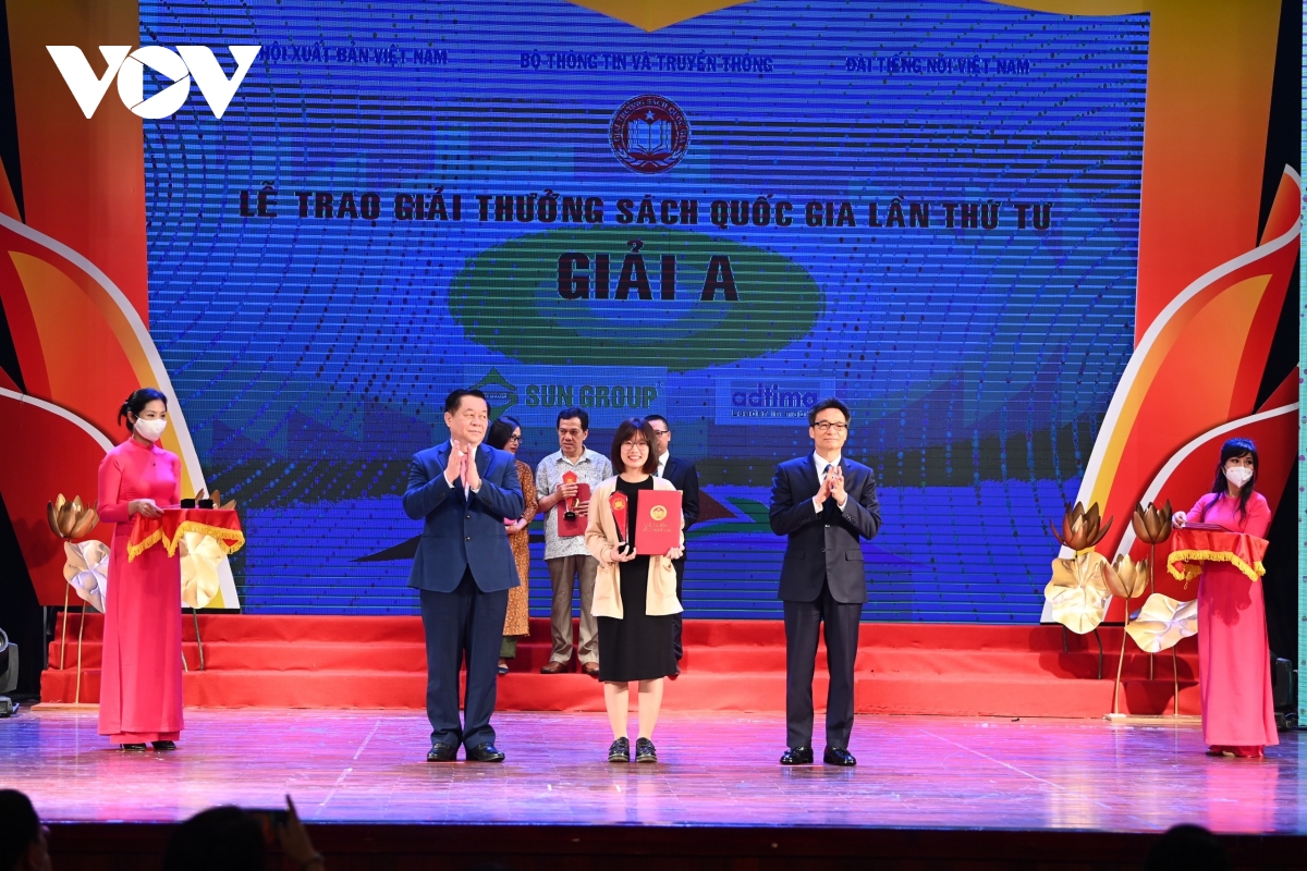 24 приза были вручены на церемонии награждения 4-й Национальной книжной премии