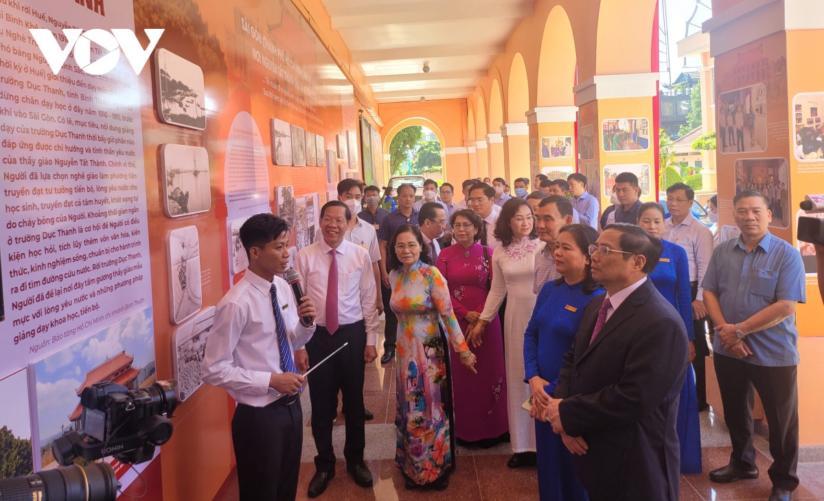 Премьер-министр Фам Минь Тинь зажёг благовония в память о президенте Хо Ши Мине