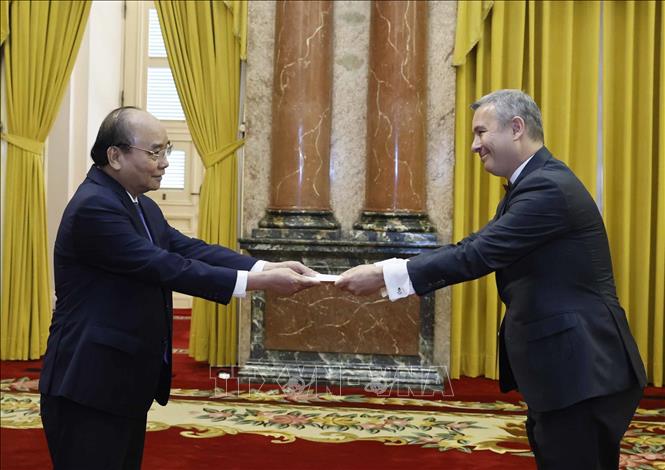 Президент Нгуен Суан Фук принял верительные грамоты от послов