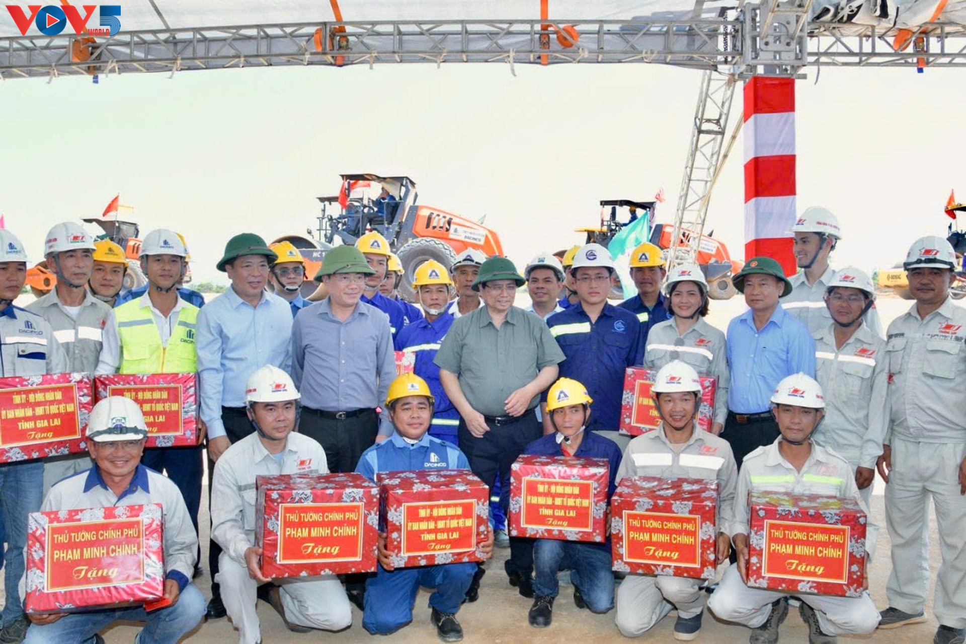 Премьер-министр Фам Минь Тинь проверил ход реализации ключевых транспортных проектов в центральном регионе страны