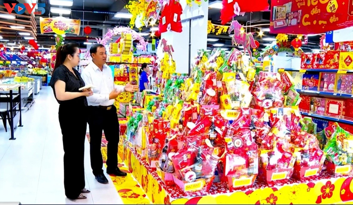 베트남 남부 빈롱성, 2026년 병오년 설을 앞두고 시장 안정을 위해 1만 2천 톤 이상 필수 물자 준비