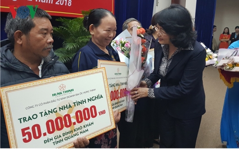 Dang Thi Ngoc Thinh 부주석; 중쭉에거 가난한 가촉들에게 500개의 정의의집 수여