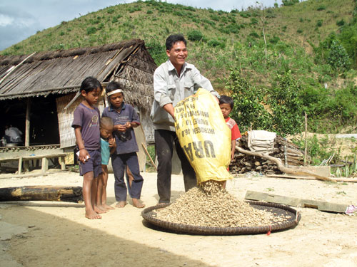 La comuna de Tay Giang construye su nuevo campo