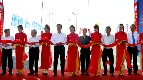 Primer vietnamita inaugura importantes obras de infraestructura en el Sur