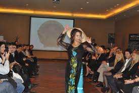 Túnica tradicional de la mujer vietnamita impresiona en Buenos Aires