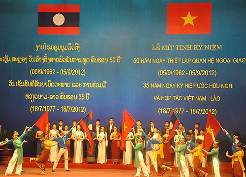 Mitin solemne en Hanoi por 50 años de relaciones Vietnam -Laos.
